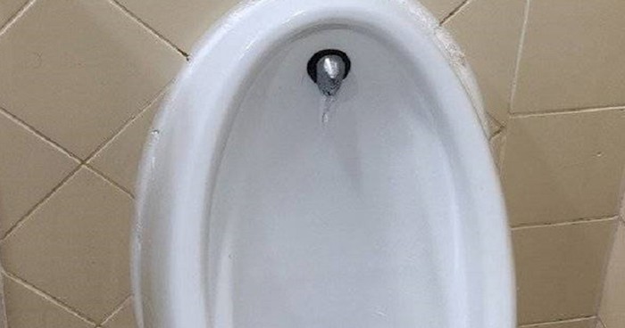 Muškarcima nije bila jasna poruka iznad ovog pisoara
