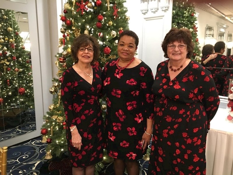 "Moja mama otišla je na testiranje vina, tamo je srela svoje dvije prijateljice, obje u haljini kakvu je imala i ona"