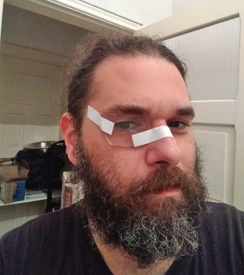 "Pas mi je prije nekoliko dana uništio jedno staklo na naočalama. Danas sam izgubio rezervne, pa sam se snašao s preostalom lećom"