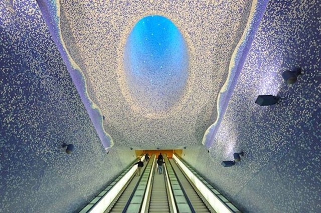 Stanica podzemne željeznice u Napulju, Italija