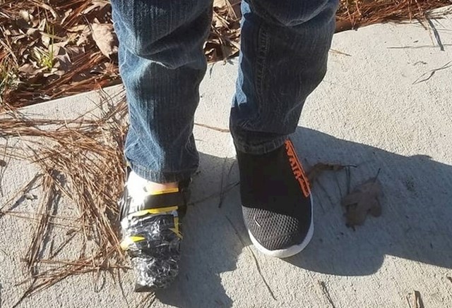 "Moj sin otišao je u školu s dvije lijeve cipele. Bilo mu je teško hodati pa je napravio drugu cipelu od papira i ljepljive trake. Istovremeno sam bila zgrožena i zadivljena"