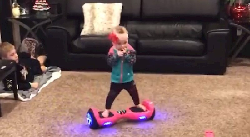 Ova beba ima 16 mjeseci i pravi je genijalac, pogledajte ju kako balansira na hoverboardu