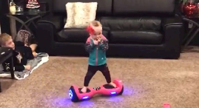 Ova beba ima 16 mjeseci i pravi je genijalac, pogledajte ju kako balansira na hoverboardu