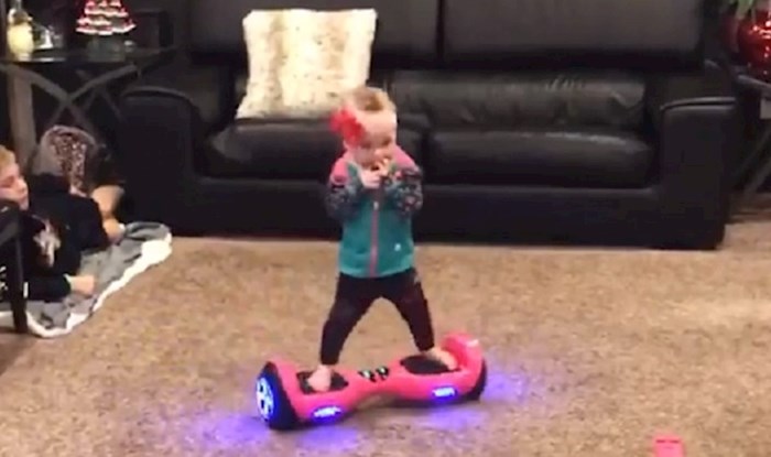 Ova beba ima 16 mjeseci i pravi je genijalac, pogledajte ju kako balansira na hoverboardu