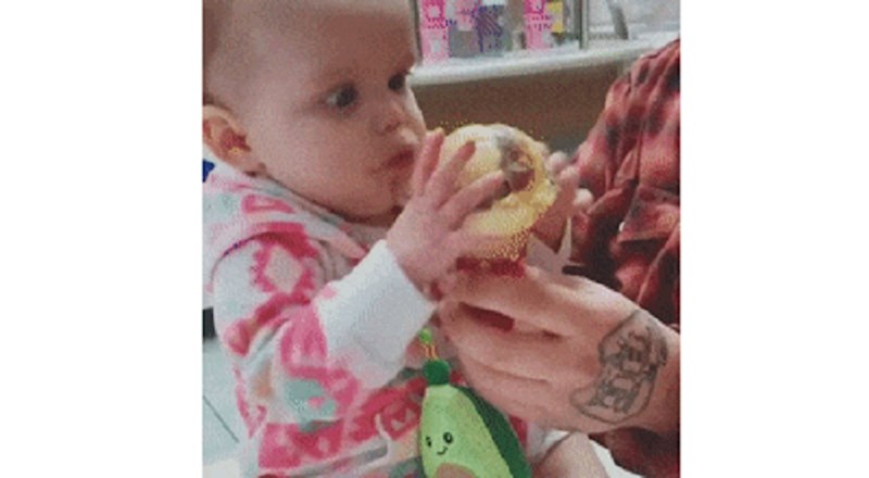 Pogledajte presmiješnu reakciju ove bebe kada je prvi put probala sladoled