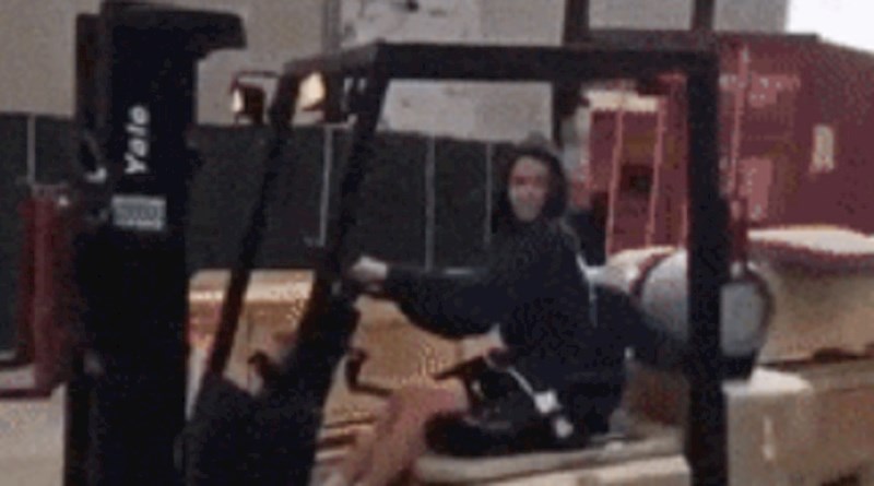 Dječak je vozio viličar, ubrzo je napravio nešto zbog čega je shvatio da je to bila jako loša ideja