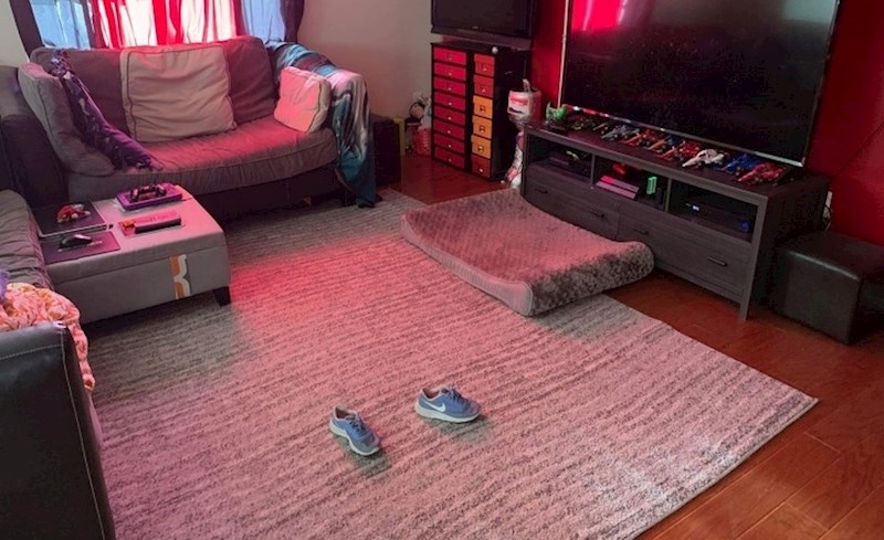 Kći ne može pronaći svoje tenisice