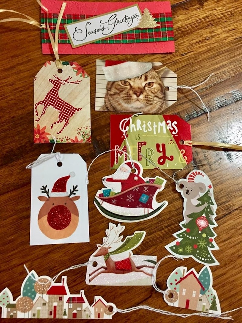 "Pretvorila sam božićne čestitke od prošle godine u ovogodišnje oznake za ime uz poklon"