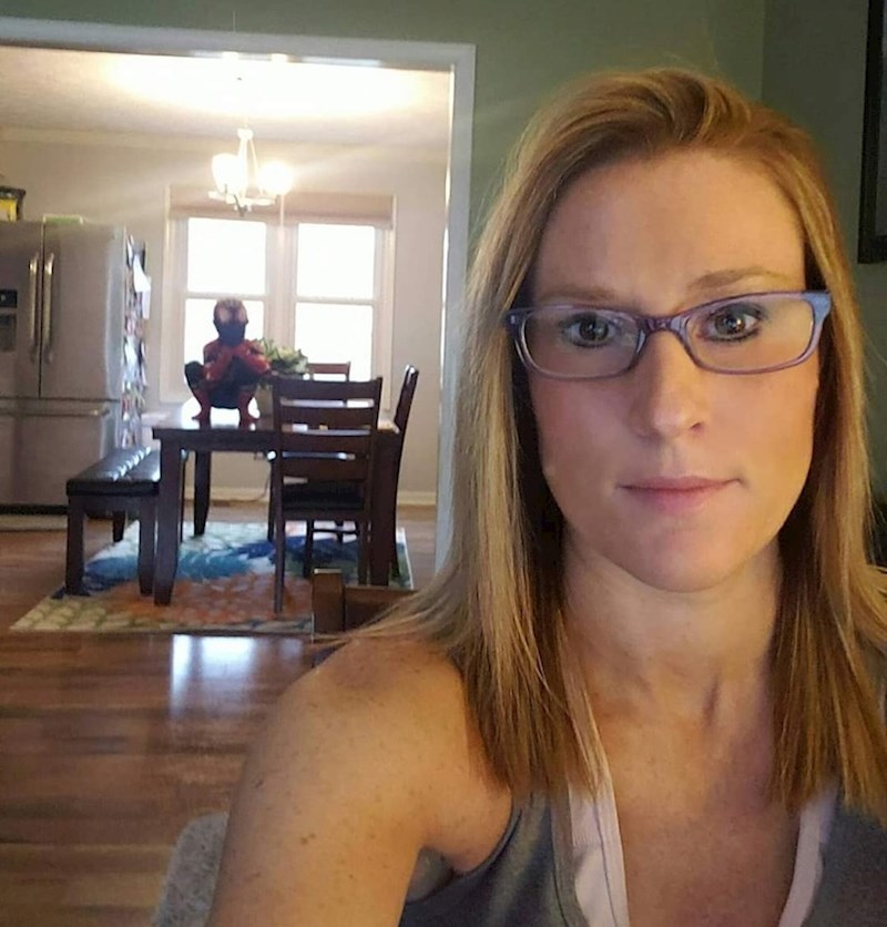 "Rad od kuće može biti priličan izazov, ali ako imate Spidermana kao asistenta, ne trebate brinuti!"