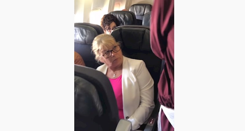 Lik je ispuštao lažne vjetrove u avionu, pogledajte presmiješne reakcije ljudi