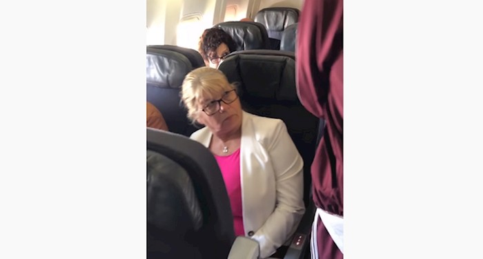 Lik je ispuštao lažne vjetrove u avionu, pogledajte presmiješne reakcije ljudi