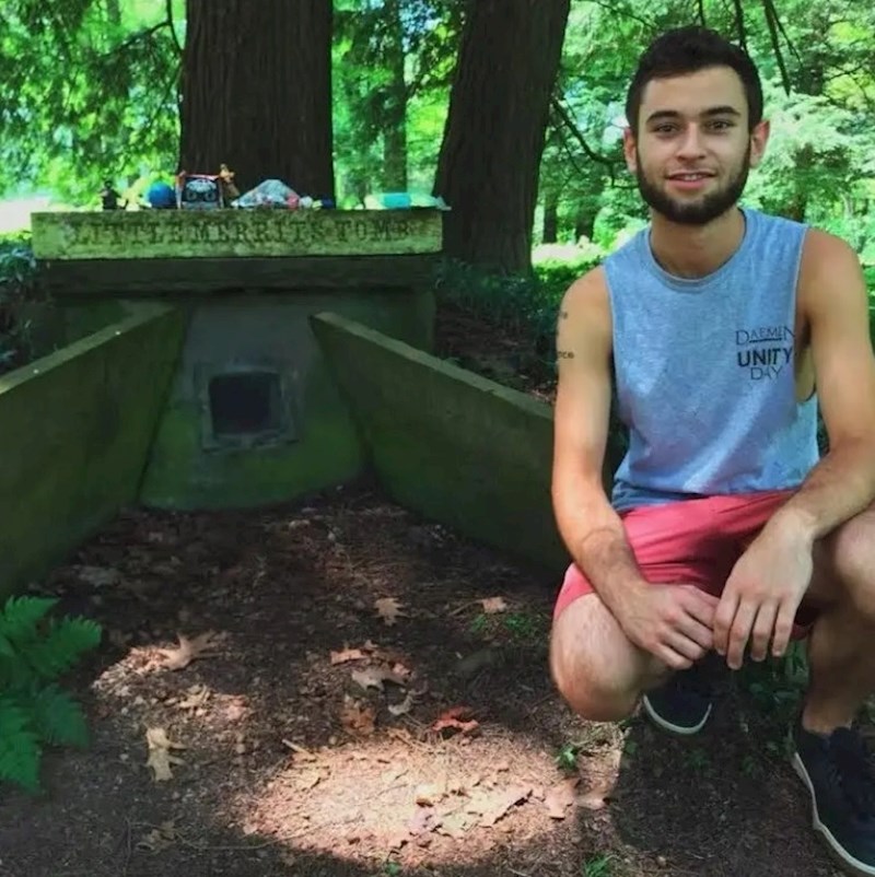 Stefan Foster pored Merritovog groba