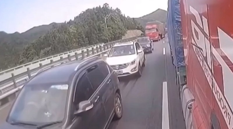 Samo je čista sreća spasila ovog vozača, pogledajte što je kamera snimila