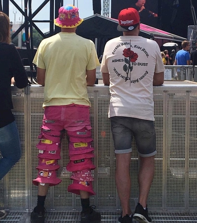 Hlače od festivalskih kapa