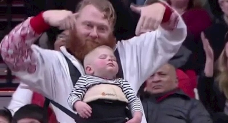 Kamera na utakmici snimila je ovaj simpatični dvojac, tatu ništa nije omelo u navijanju za svoj omiljeni klub