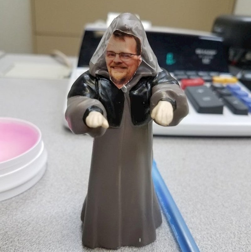 "Zaručnik me ispitivao zašto nemam njegovu fotku na svom radnom stolu, pa sam izradila ovo"