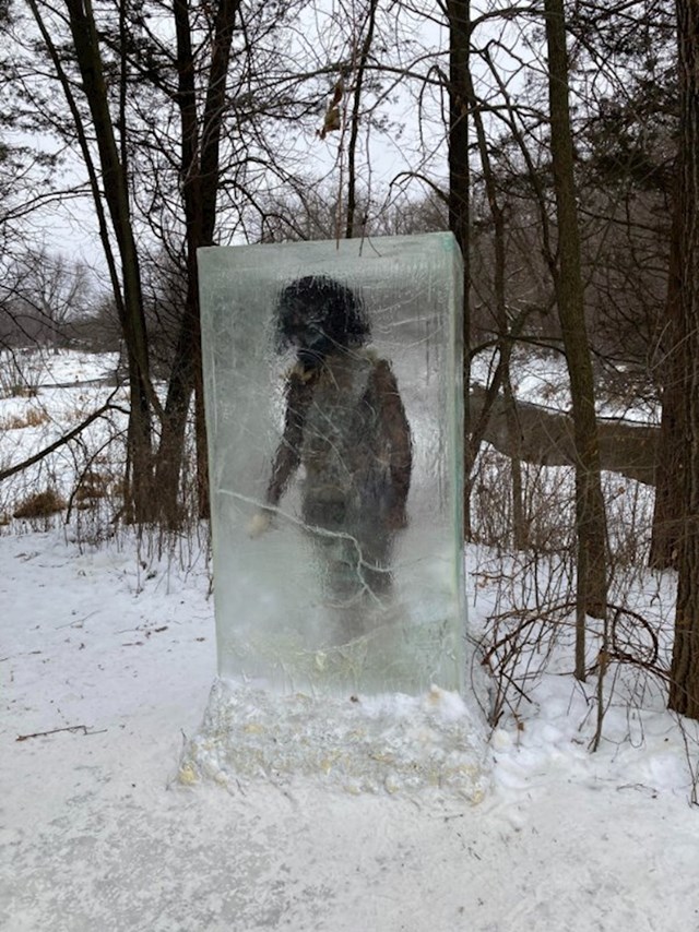 "Smrznuti špiljski čovjek", skulptura u Minnesoti