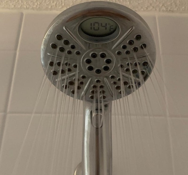 Glava tuša koja pokazuje temperaturu vode