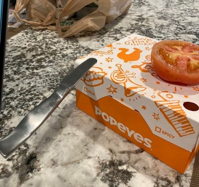 Nož drži rupa na kutiji