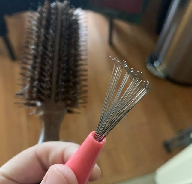 Četkica pomoću koje možete ukloniti vlasi kose iz češlja