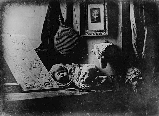 Slika mrtve prirode, slikana 1837. godine, najstarija je fotografija slikana Dagerotipijom.