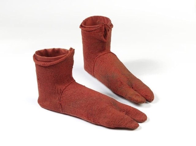 Ovaj par čarapa nije napravljen za osobu s dva prsta. U 4. i 5. stoljeću u starom Egiptu, ljudi su nosili sandale s konopcima između prstiju, a ovaj rez je napravljen za njihovu obuću.