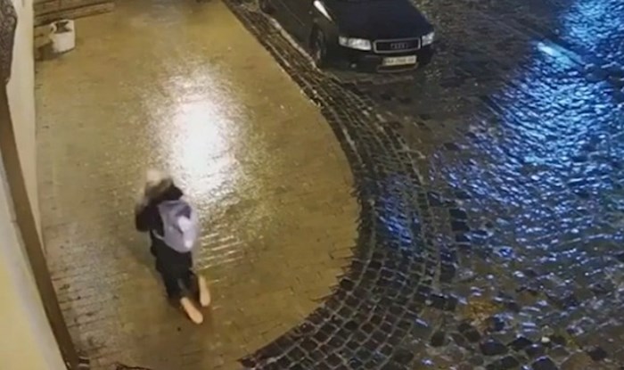 Snimka ove nesretne žene koja pada na ledu obišla je svijet, pogledajte kako se borila