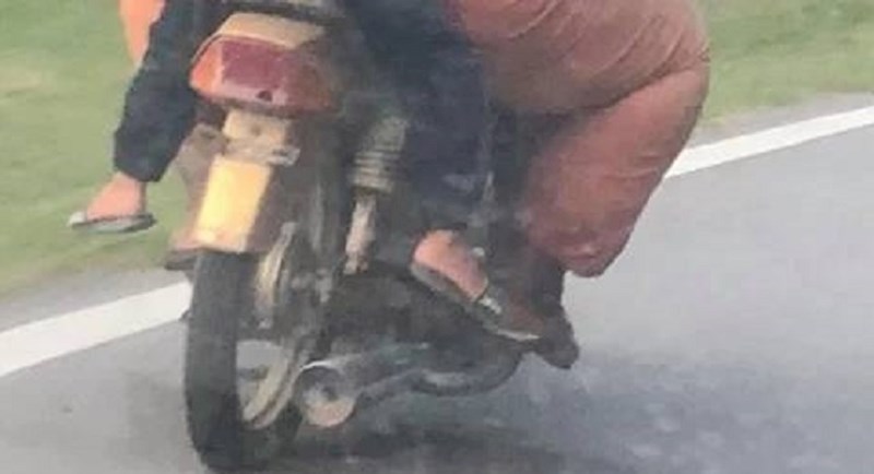 Lik je ispred sebe ugledao nevjerojatan prizor, je li gore motociklu ili dječaku?