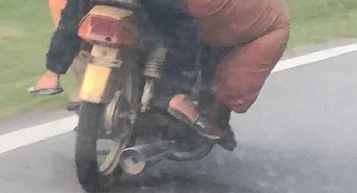 Lik je ispred sebe ugledao nevjerojatan prizor, je li gore motociklu ili dječaku?