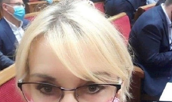 Ovoj ženi svi su se smijali zbog njene maske, ona očito nije shvatila zašto se maske nose