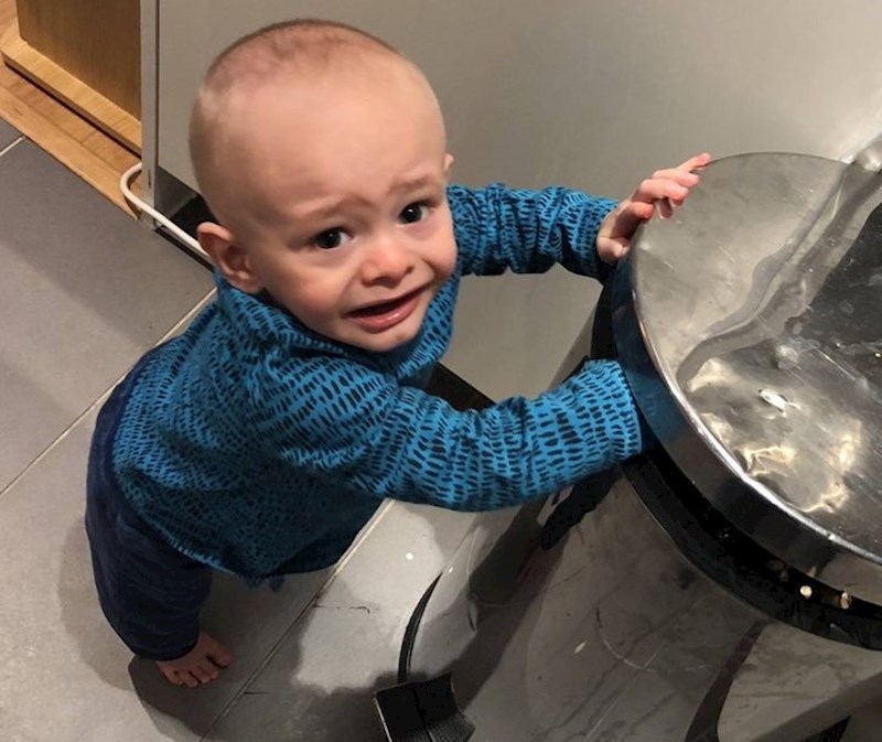 Kanta za smeće mu je "ukrala" ruku...