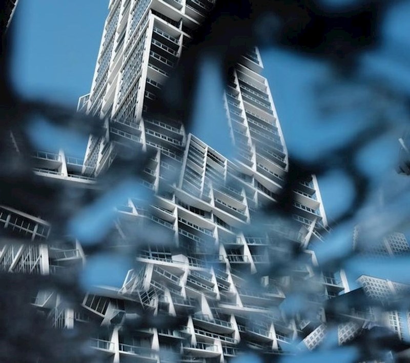 Odraz zgrade u razbijenom staklu