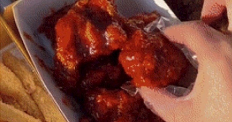 Netko je smislio genijalno i jednostavno rješenje kad morate jesti rukama. Zašto ovo ne koristimo?