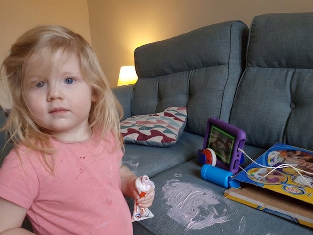 "Ne brini mama, dok ti radiš ja ću čistiti namještaj!"