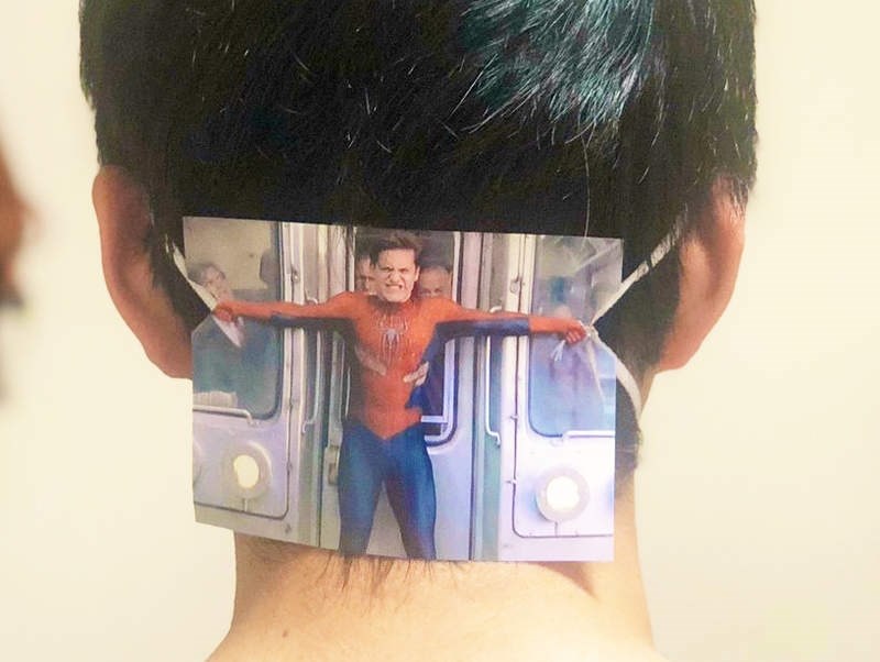 Spiderman pridržava masku :D