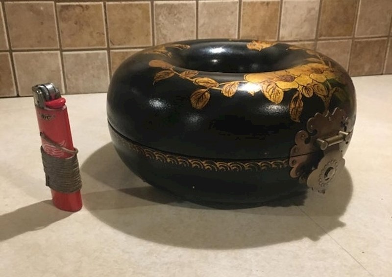 Ova kineska kutija za nakit izrađena je negdje između 1890. i 1900. godine. Izgleda poput krafne iz određenog razloga. Koristila se za pohranu ogrlica, a zahvaljujući obliku kutijice, one se ne bi zapetljale.