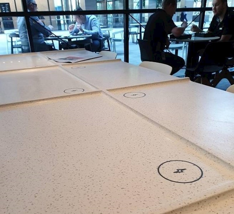 Stol s utičnicama u restoranu