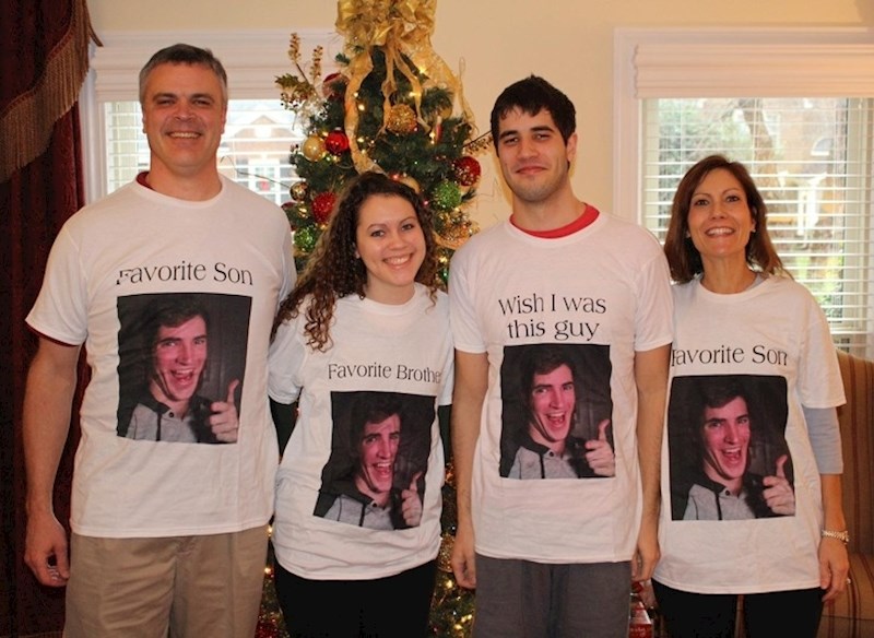 Sin je dao izraditi majice sa svojim likom za svakog člana obitelji.