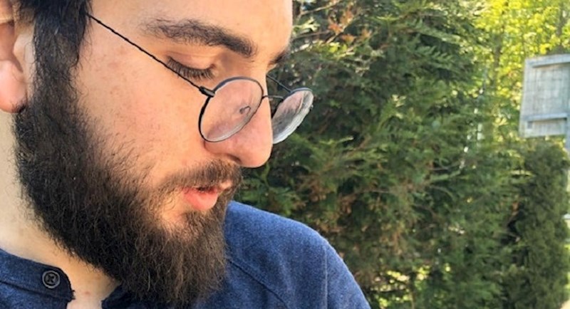 Žena ovog lika ne želi da je lice njihovog djeteta na internetu, on je smislio urnebesno rješenje