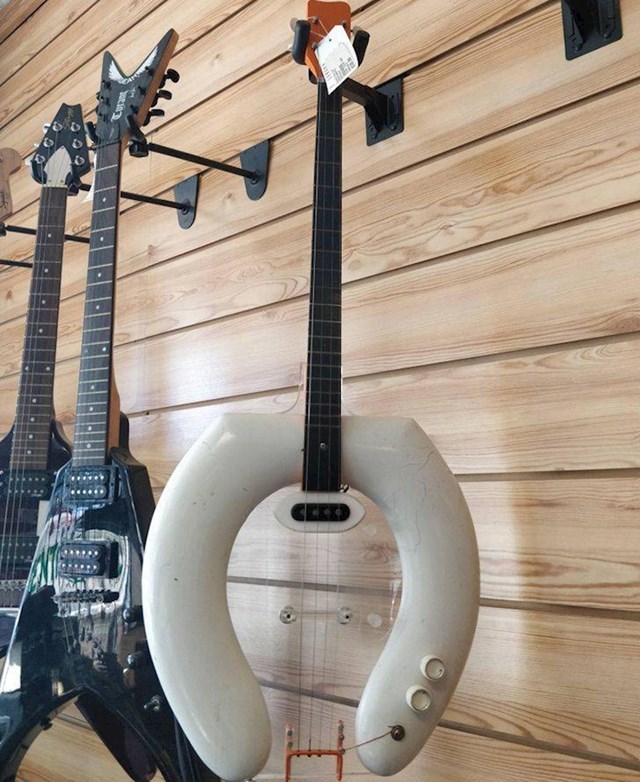 Električna gitara koja izgleda kao WC školjka