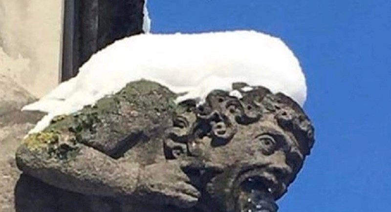 Voda koja kaplje iz usta kipa se zaledila i to sada izgleda presmiješno, pogledajte zašto ga svi slikaju