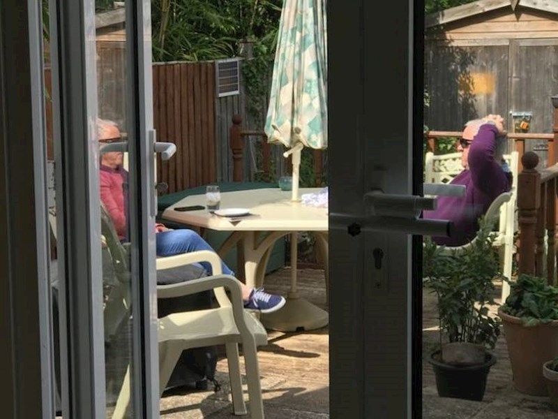 Čovjek na dvorištu priča s drugom verzijom sebe