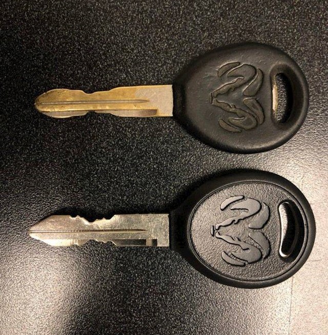 Novi ključ i 16 godina star ključ od automobila