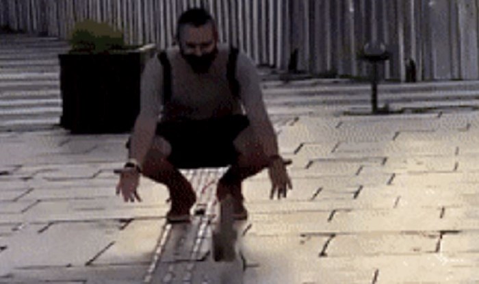 Mislio je da mu prilazi mačka, ali ona je učinila nešto potpuno drugo