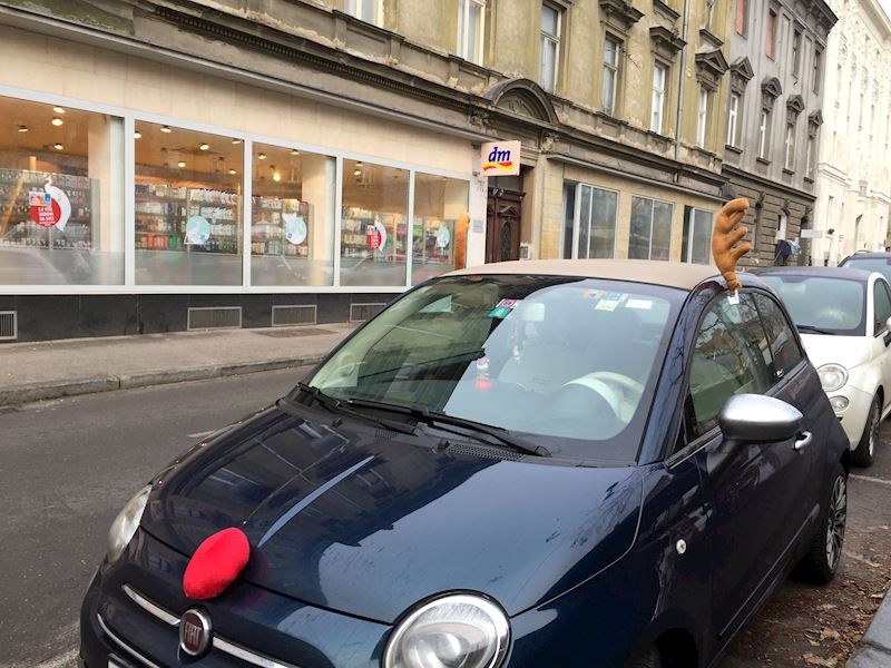 Ovaj "Rudolf koji je sletio na Britanac", kako mu tepaju na Facebooku, osvojio je srca svih prolaznika