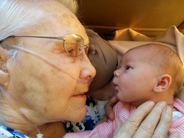 "Prvi susret moje 92-godišnje bake i moje kćeri stare 2 dana"