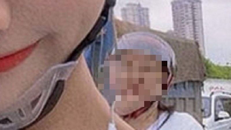 Cura je mislila da nitko neće shvatiti da je photoshopirala svoju sliku, ali jedna stvar ju je odala