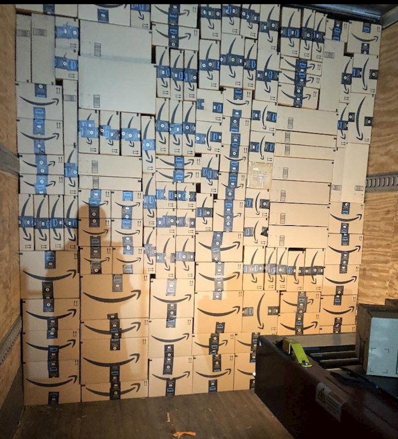 "Moja mama radi u Amazonu, poslala mi je unutrašnjost jednog kamiona koji ona puni s paketima..."