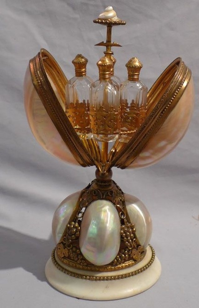 Ovaj francuski držač parfema napravljen je 1880. godine. Trebalo je pritisnuti gumb na vrhu, koji je pokrenuo mehanizam koji bi otvorio jaje, podižući bočice parfema.