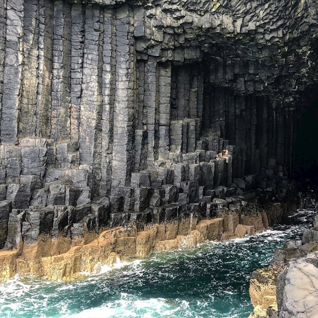 Fingalova pećina na nenaseljenom otoku Staffa u Škotskoj
